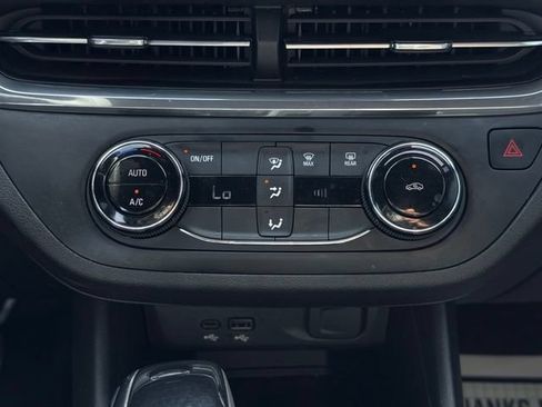 Used 2025 Buick Envista Preferred w/ Advanced Safety Package FWD image 33