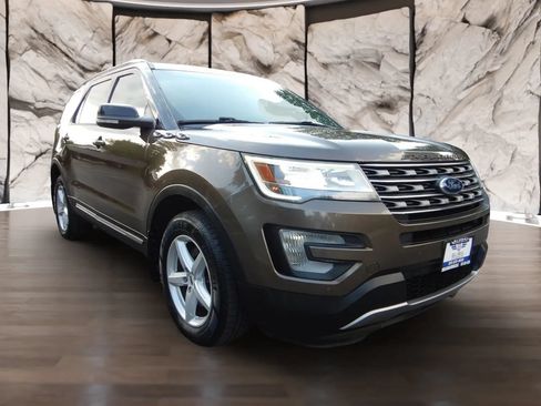 Used 2016 Ford Explorer XLT w/ Equipment Group 202A AWD/4WD image 3