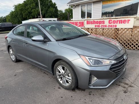 Used 2019 Hyundai Elantra SEL FWD image 2