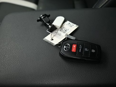 Used 2025 Toyota Camry SE w/ Convenience Package image 12