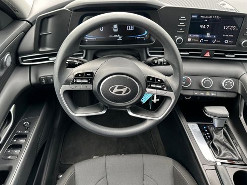 Certified 2025 Hyundai Elantra SE image 14