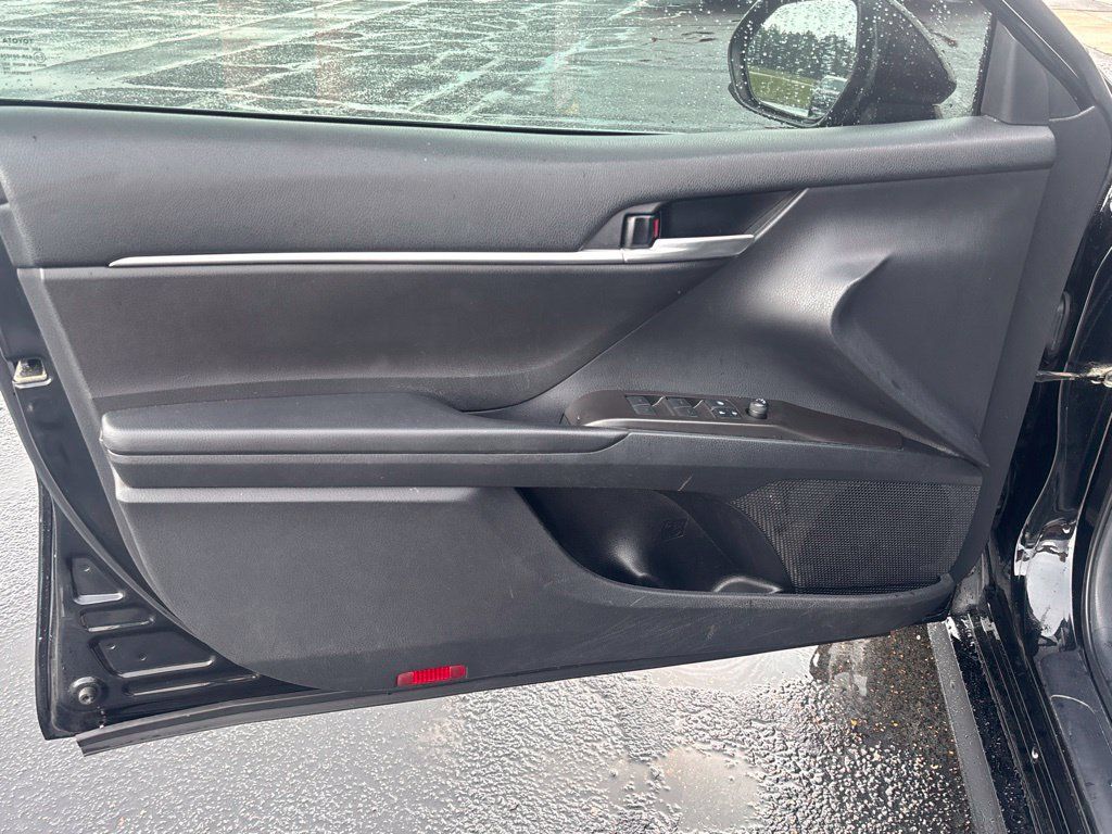 Used 2022 Toyota Camry LE FWD image 6