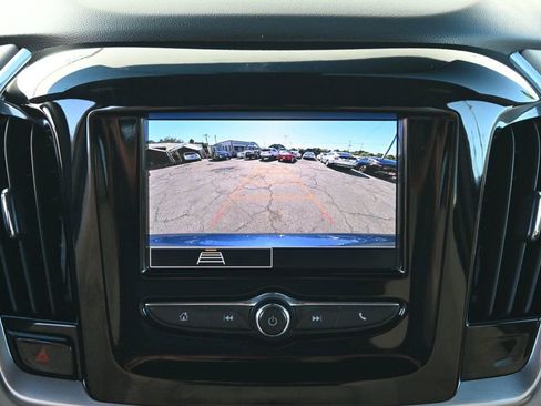 Used 2022 Chevrolet Traverse LS image 11