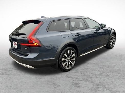 Used 2025 Volvo V90 B6 Cross Country Plus image 7
