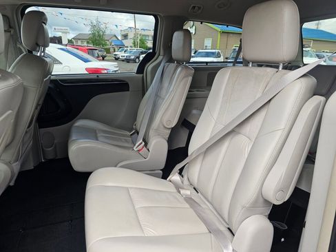 Used 2011 Chrysler Town & Country Limited FWD image 20