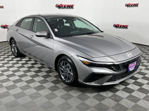Used 2024 Hyundai Elantra SEL FWD image 2
