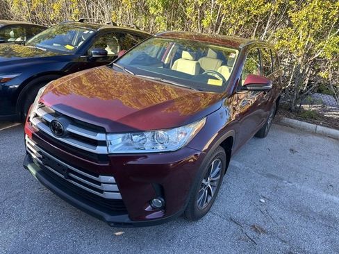 Used 2018 Toyota Highlander SE image 2