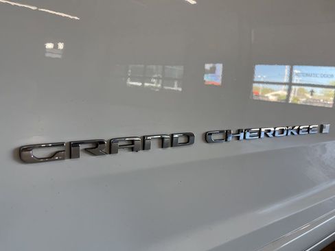 Used 2022 Jeep Grand Cherokee Overland w/ Luxury Tech Group IV AWD/4WD image 13