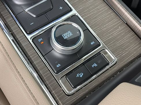 Used 2023 Ford Expedition Limited AWD/4WD image 23