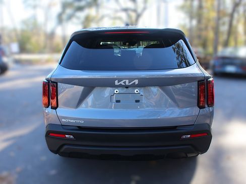 Used 2023 Kia Sorento LX image 8