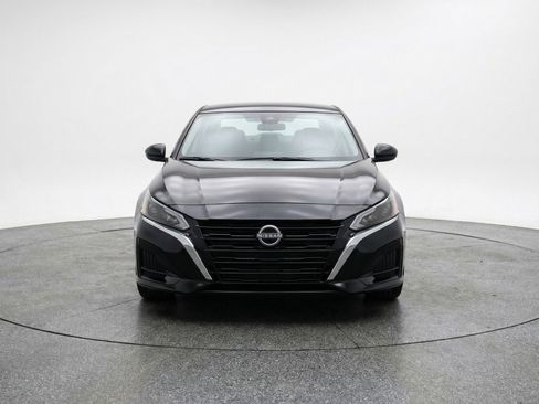 Used 2025 Nissan Altima 2.5 SV image 2