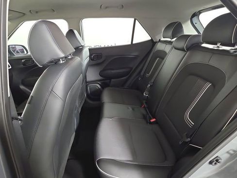 Used 2022 Hyundai Venue Limited image 21