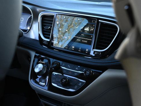 Used 2021 Chrysler Pacifica Touring-L image 34