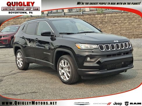 Used 2024 Jeep Compass Latitude AWD/4WD image 1