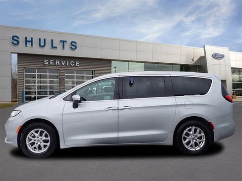 Used 2023 Chrysler Pacifica Touring-L image 2