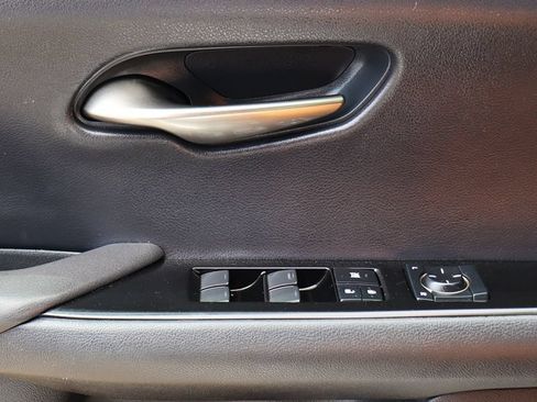 Used 2019 Lexus UX 200 w/ Premium Package FWD image 41