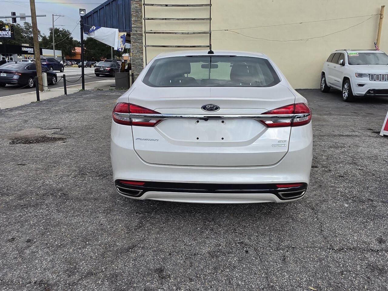 Used 2017 Ford Fusion SE FWD image 6