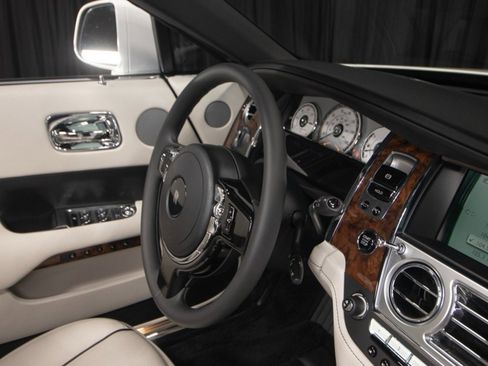 Used 2017 Rolls-Royce Dawn image 51