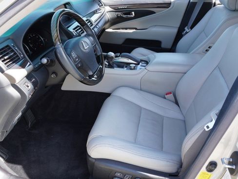 Used 2017 Lexus LS 460 w/ Comfort Package image 12