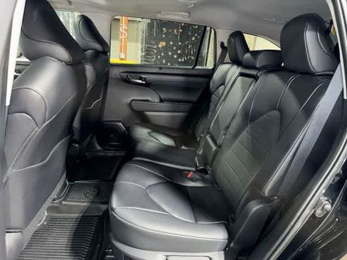 Used 2025 Toyota Highlander XLE AWD/4WD image 16