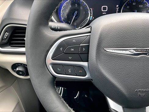 Used 2024 Chrysler Pacifica Touring-L FWD image 11