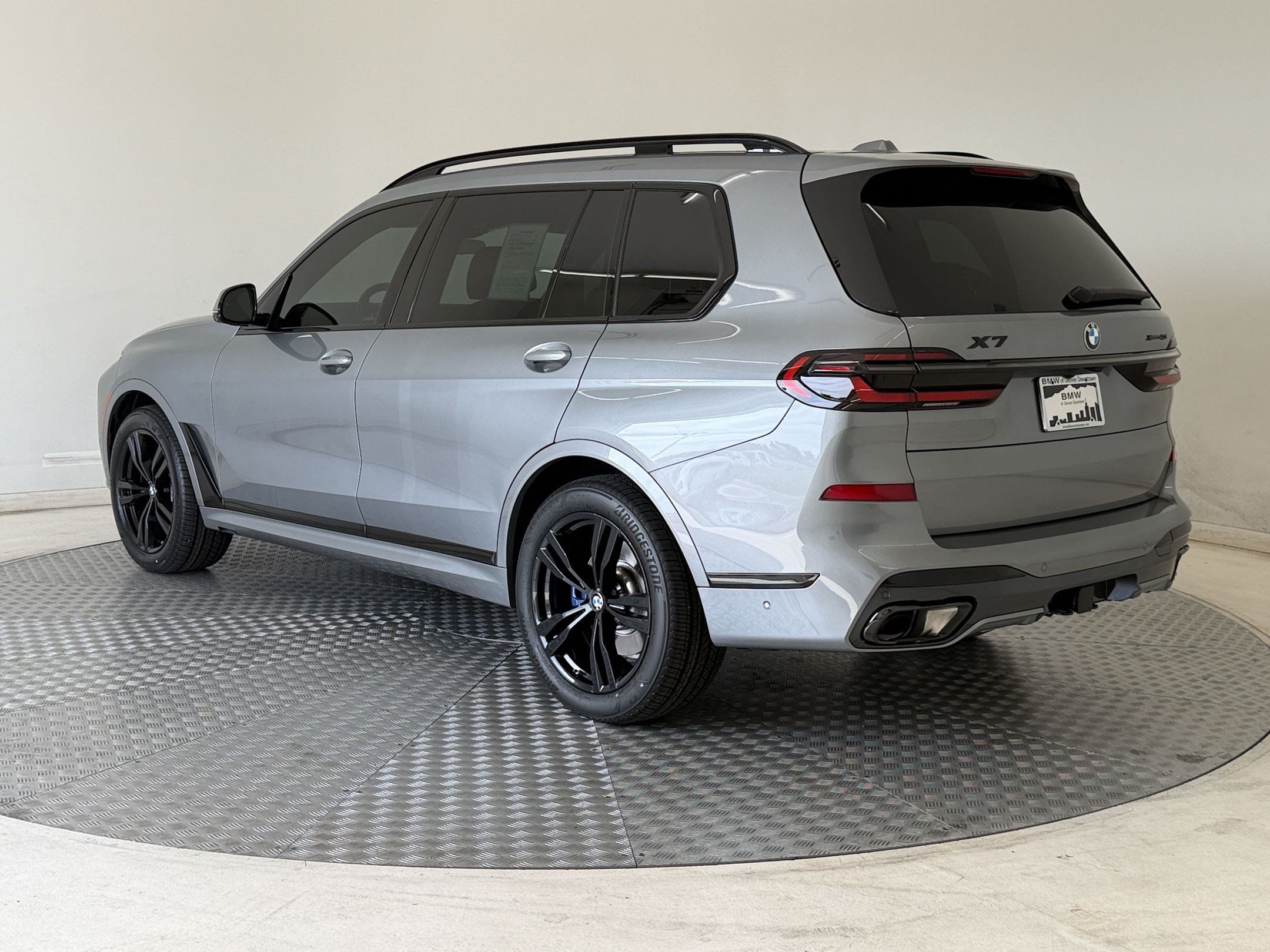 Used 2025 BMW X7 xDrive40i w/ M Sport Package AWD/4WD image 3