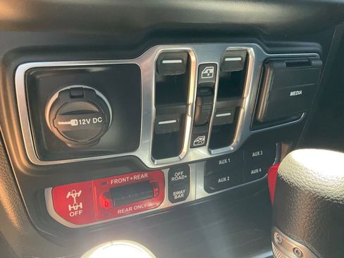Used 2023 Jeep Wrangler Unlimited Rubicon w/ Cold Weather Group AWD/4WD image 5