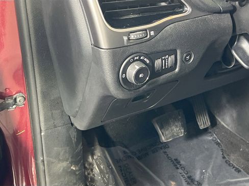 Used 2019 Jeep Cherokee Limited image 10