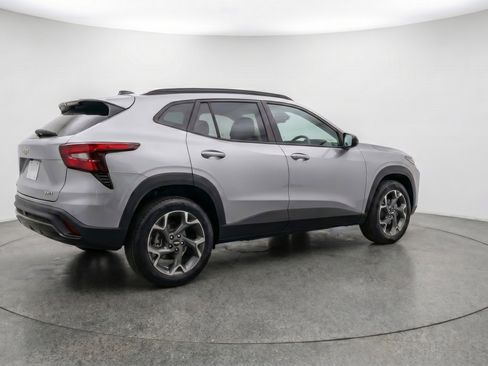 Used 2025 Chevrolet Trax LT FWD image 9