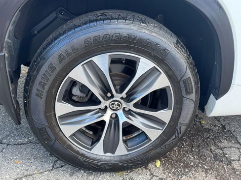 Used 2020 Toyota Highlander XLE image 35