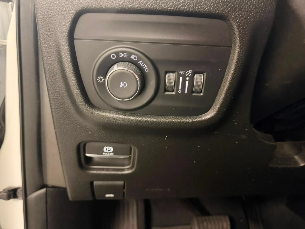 Used 2023 Jeep Grand Cherokee L Limited AWD/4WD image 27