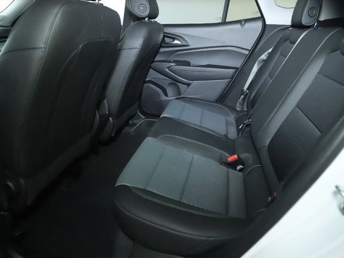 Used 2025 Chevrolet Trax LT w/ LT Convenience Package image 14