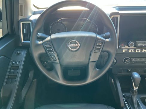 Used 2025 Nissan Frontier SV image 12