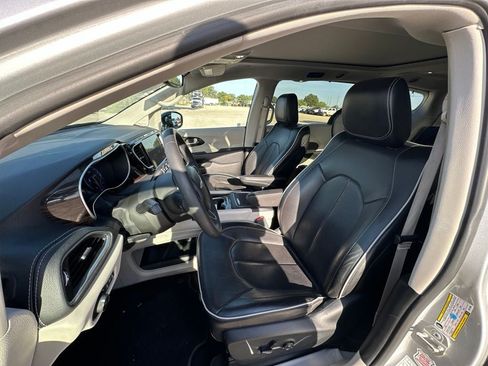 Used 2024 Chrysler Pacifica Limited FWD image 11