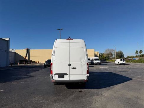 Used 2022 Mercedes-Benz Sprinter 2500 image 6