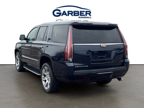 Used 2017 Cadillac Escalade Luxury image 3