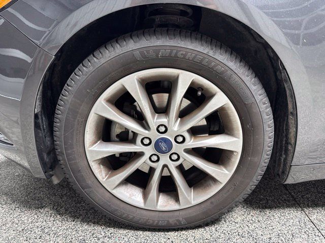 Used 2017 Ford Fusion SE w/ Fusion SE Technology Package FWD image 3