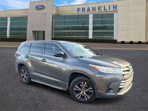 Used 2017 Toyota Highlander LE image 1