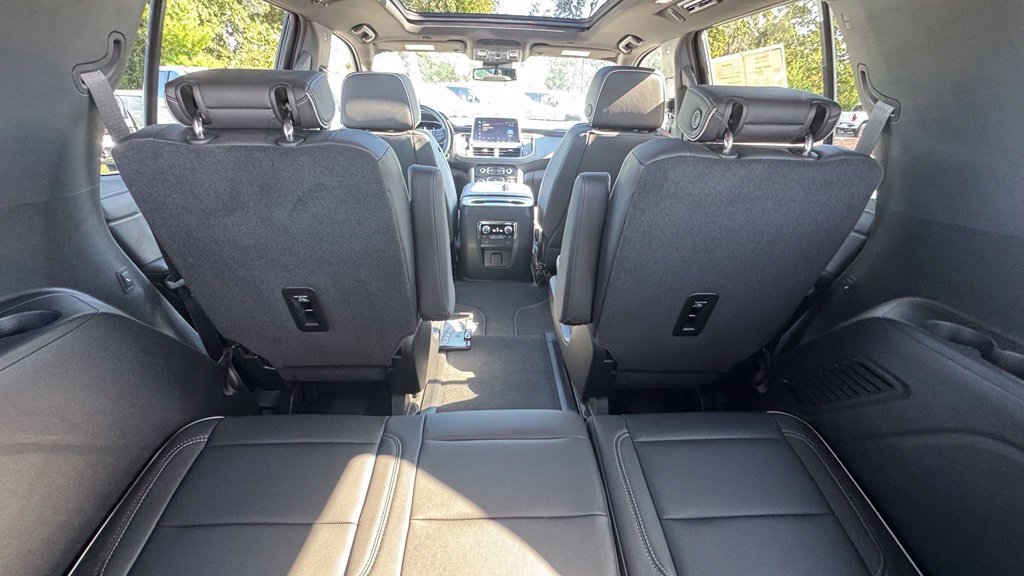 Used 2024 GMC Yukon SLT w/ SLT Premium Package AWD/4WD image 6