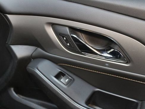 Used 2019 Chevrolet Traverse LT w/ LPO, Blackout Package AWD/4WD image 9