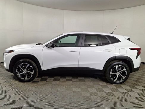 Used 2025 Chevrolet Trax RS w/ Sunroof Package image 2