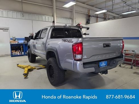Used 2016 Toyota Tacoma TRD Off-Road w/ Premium & Technology Package RWD image 2