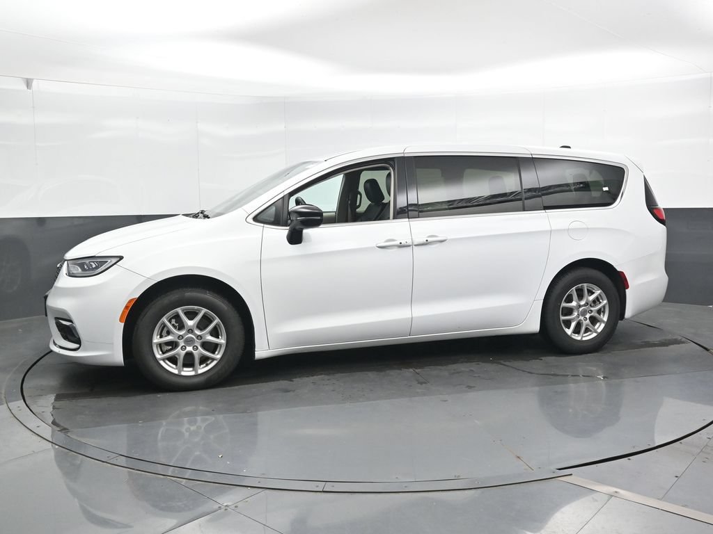 Used 2024 Chrysler Pacifica Touring-L FWD image 9