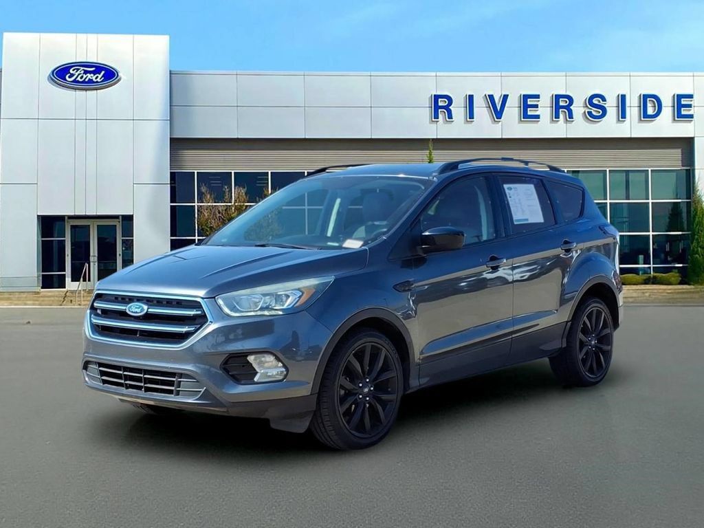 Used 2017 Ford Escape SE w/ Equipment Group 201A FWD image 3