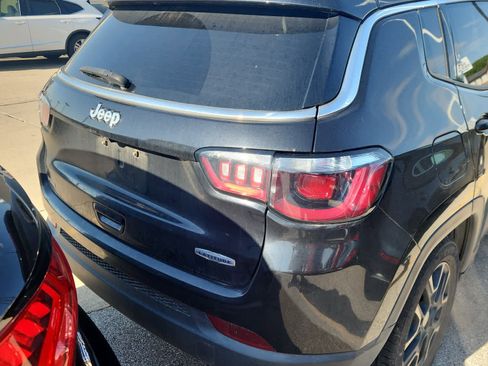 Used 2022 Jeep Compass Latitude FWD image 6