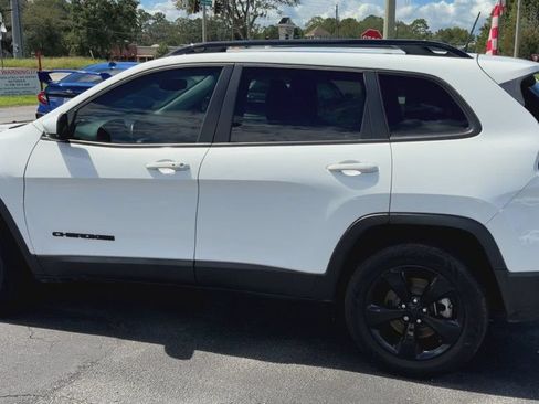 Used 2021 Jeep Cherokee Latitude Plus AWD/4WD image 6