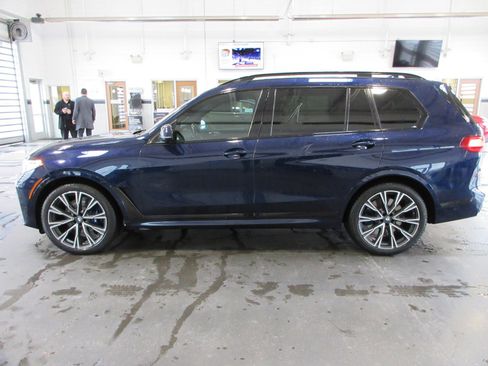 Used 2020 BMW X7 M50i image 3
