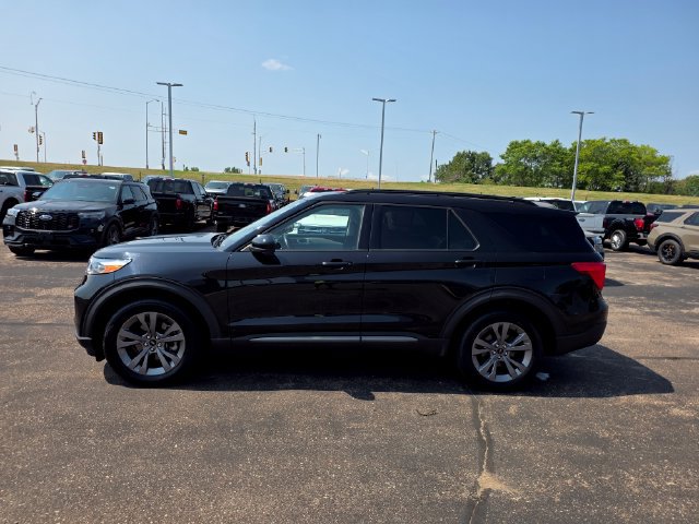 Used 2022 Ford Explorer XLT w/ Equipment Group 202A AWD/4WD image 4