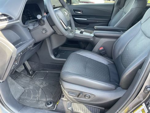 Used 2025 Toyota Sienna Limited AWD/4WD image 9