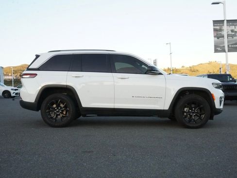 Used 2023 Jeep Grand Cherokee Limited image 3